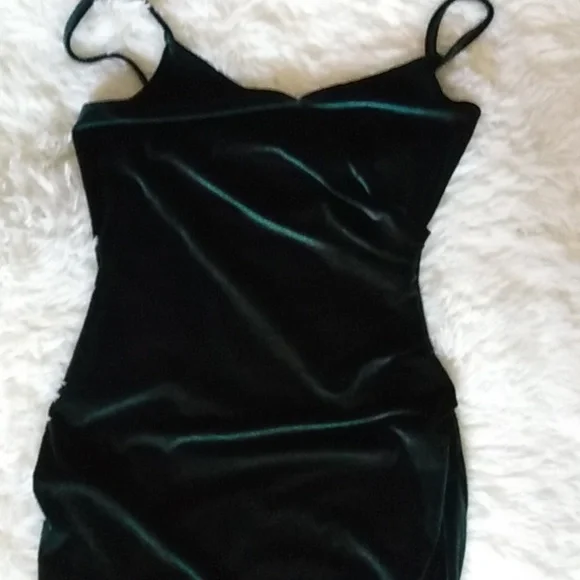 Elegant Green Velvet Dress - Picture 2 of 3